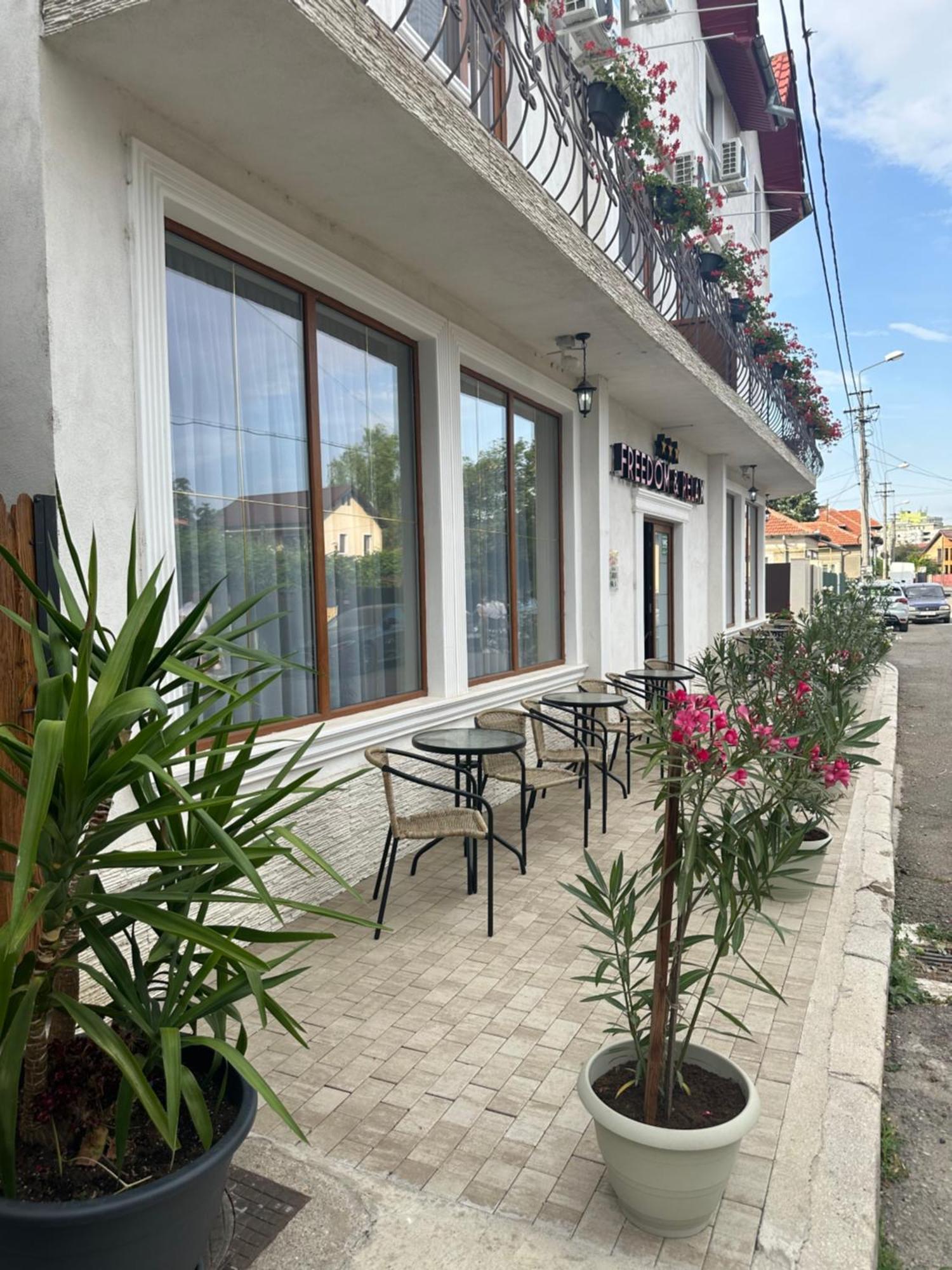 Hotel Freedom&Relax Buzau Exterior foto