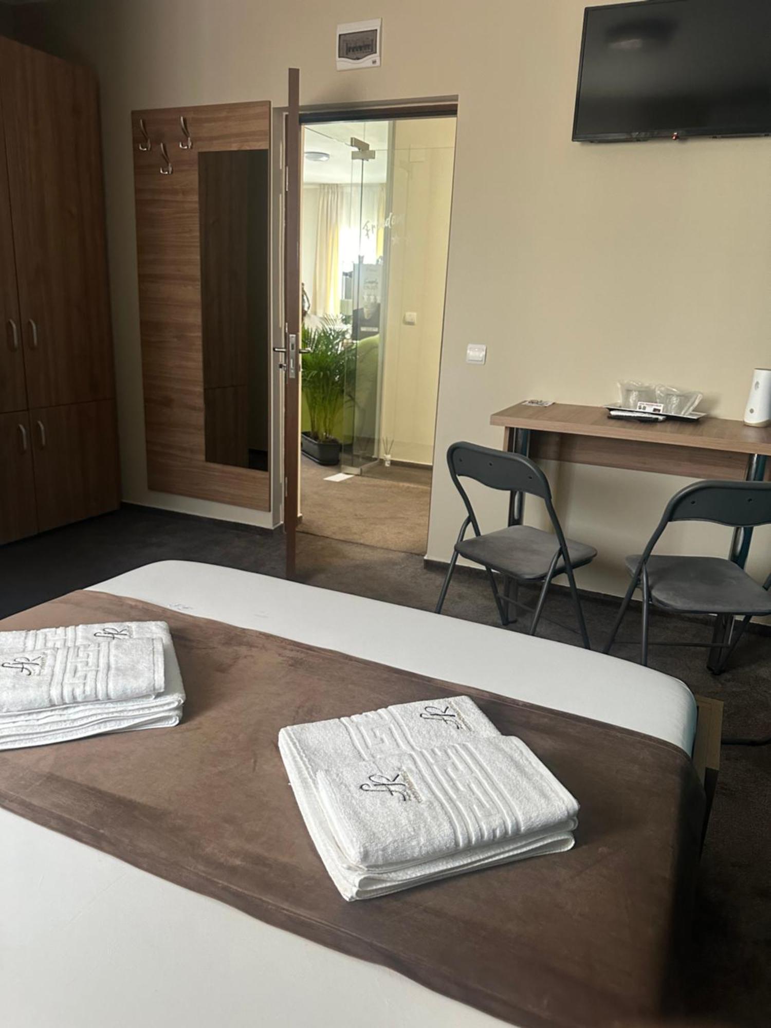 Hotel Freedom&Relax Buzau Exterior foto